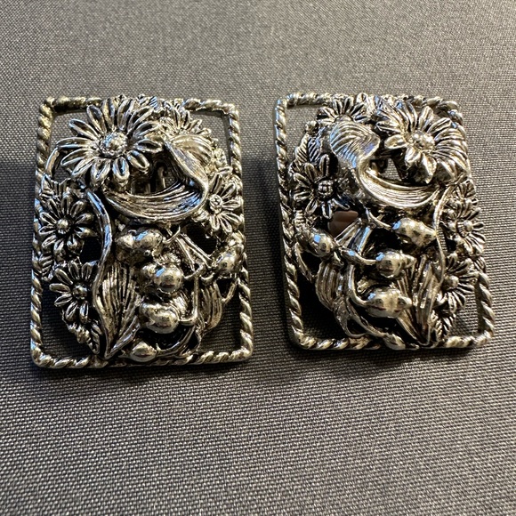 VINTAGE SARA COV BIG  IN THE SECRET GARDEN SILVERTONE CLIP-ON EARRINGS 1960-70'S - Picture 4 of 4